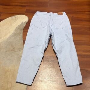 Levi's High Waisted Mom Jean in Light Blue Corduroy Sz 31
